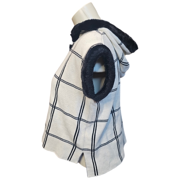 Tahari short sleeve sweater top with hood. Faux fur lined. 7/8 - Picture 3 of 6